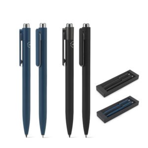 Conjunto composto por uma esferográfica e uma caneta sem tinta, ambas em alumínio 94% reciclado