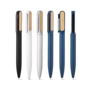 Esferográfica em alumínio 94% reciclado com detalhe em bambu no clipe e escrita em azul