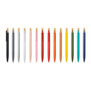 Esferográfica com corpo em alumínio 100% reciclado com ponteira em bambu e escrita em azul