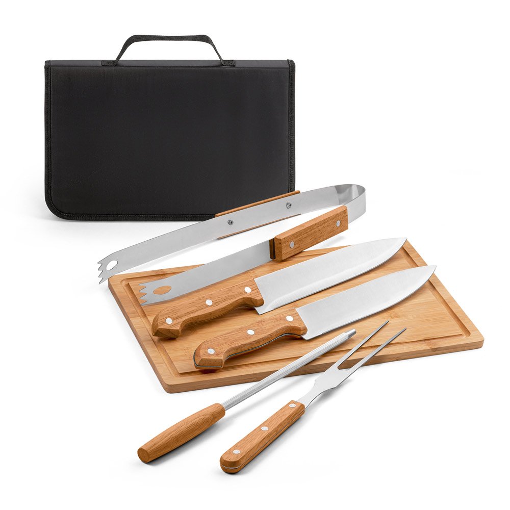 Kit churrasco em estojo de 210D e tábua em bambu com 5 utensílios em aço inox e madeira de Seringueira