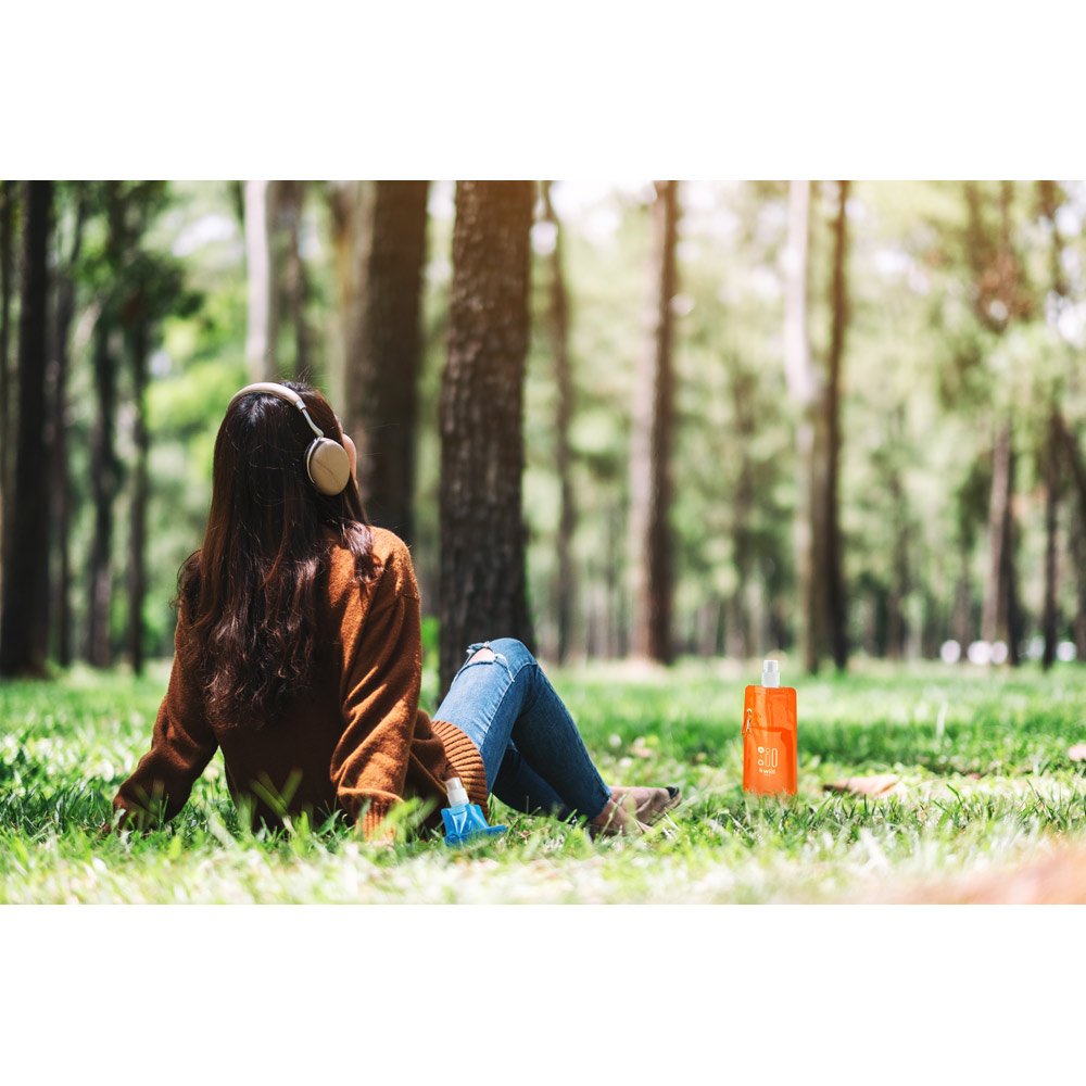 Squeeze dobrável em PE com bico de sistema "push-pull" e acabamento translúcido com mosquetão 460 mL - Imagem 3