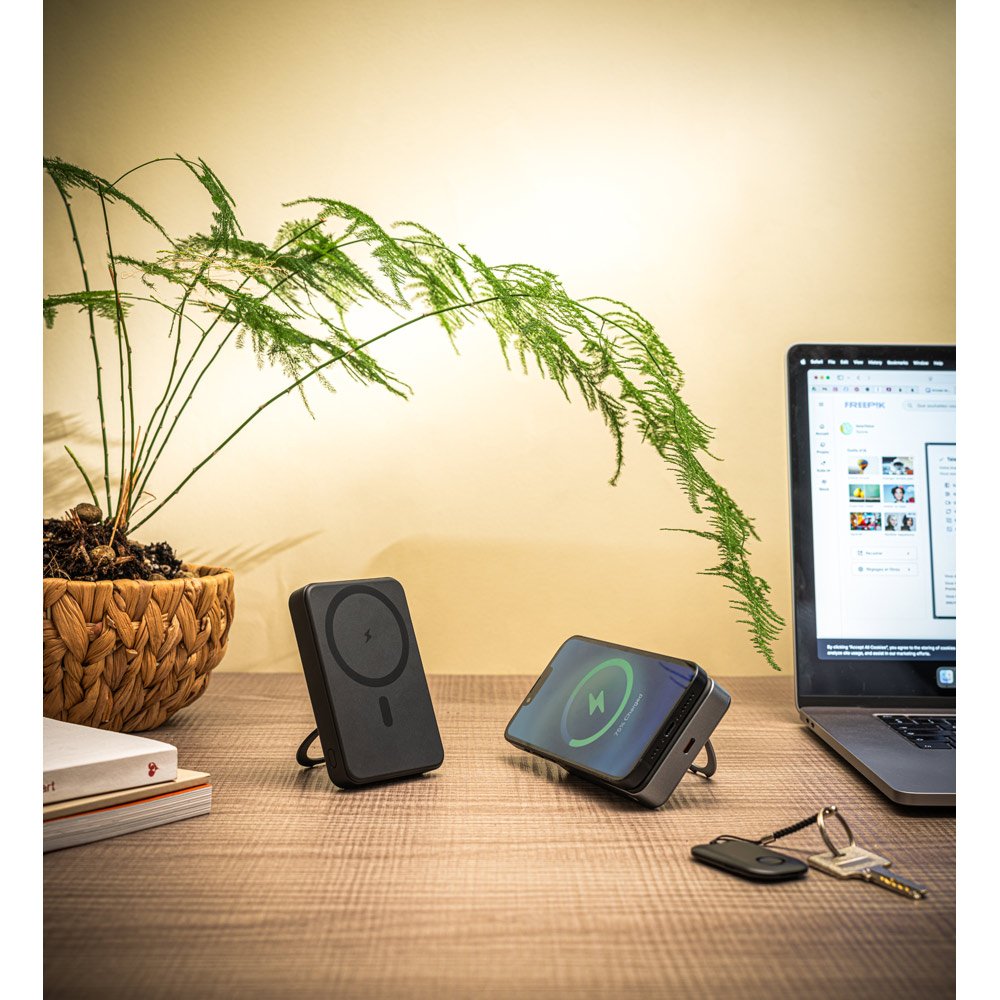 Bateria portátil magnética em ABS 100% reciclado com suporte, carregador wireless super-rápido 15W e capacidade de 10'000 mAh - Imagem 4